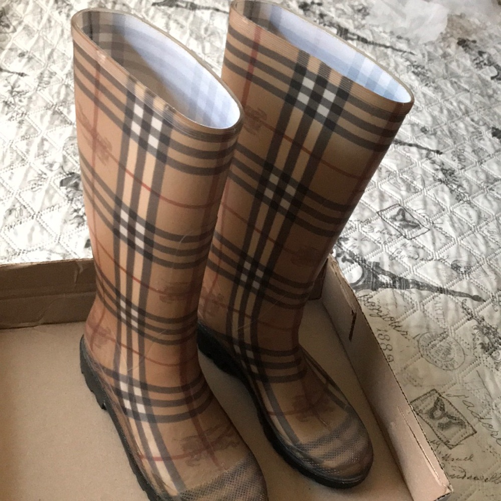 Burberry boot rubber rain check pattern  in good condition brown color size 39